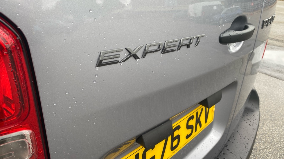Peugeot Expert M Diesel 2.2 BlueHDi 150 Professional Van EAT8 - Image 23