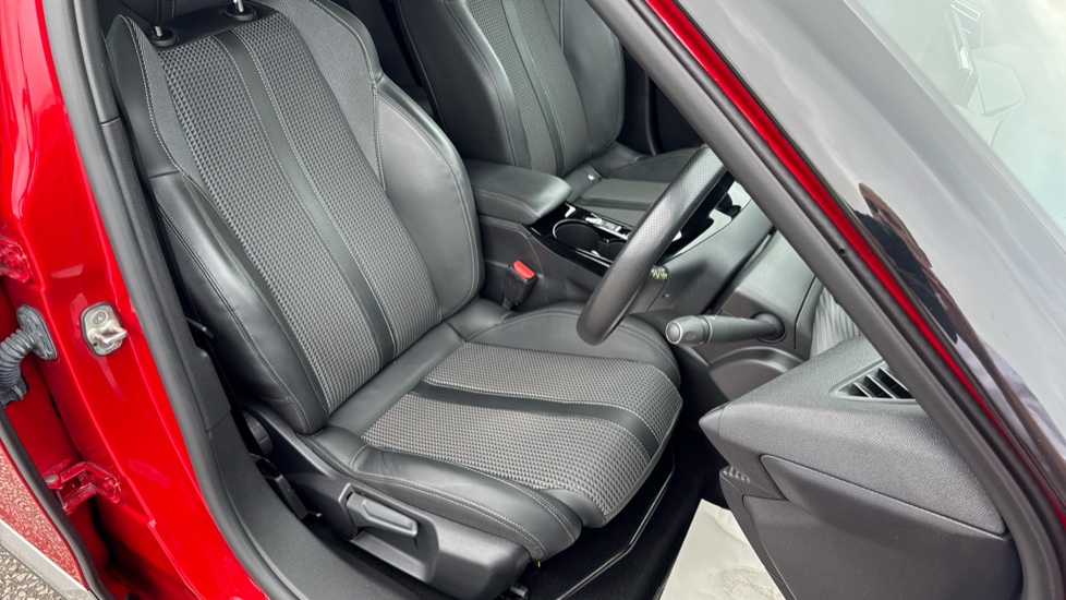 Peugeot 2008 100kW GT 50kWh 5dr Auto Electric Estate - Image 36