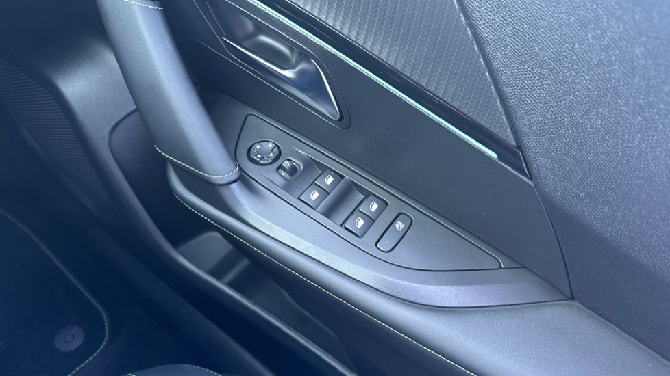 Peugeot 2008 100kW GT 50kWh 5dr Auto Electric Estate - Image 31