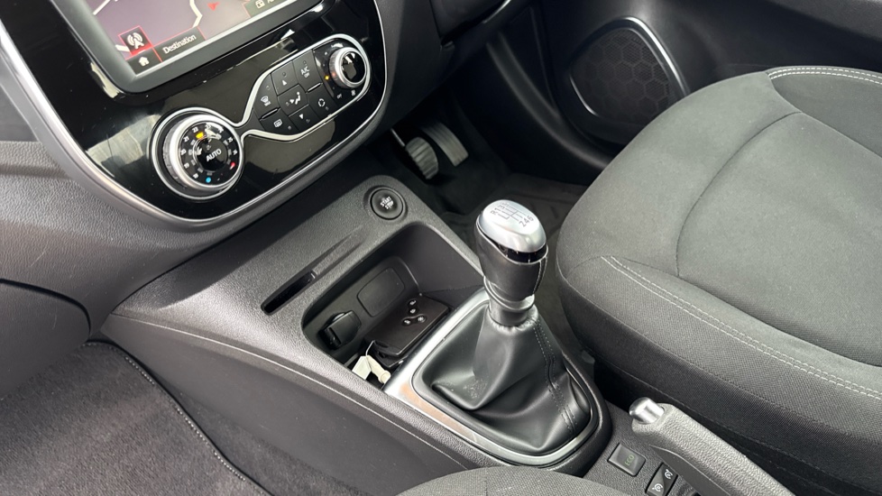Renault Captur 1.3 TCE 130 Iconic 5dr Petrol Hatchback - Image 13