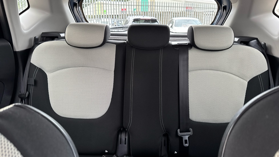 Renault Captur 1.3 TCE 130 Iconic 5dr Petrol Hatchback - Image 15