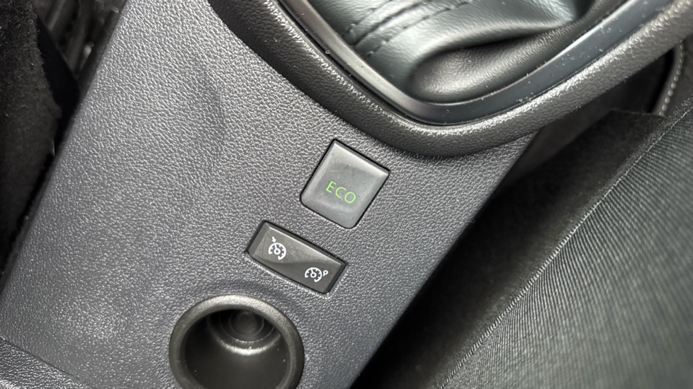 Renault Captur 1.3 TCE 130 Iconic 5dr Petrol Hatchback - Image 24
