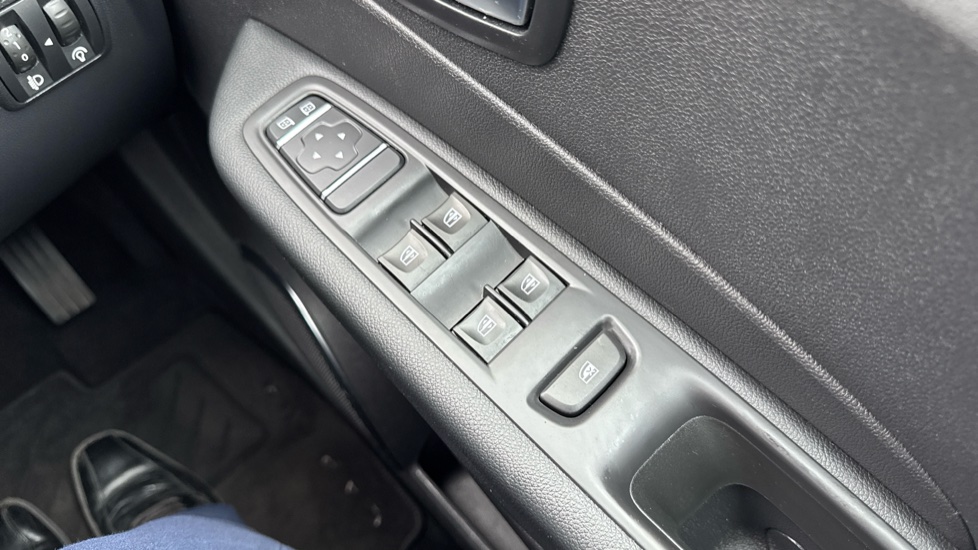 Renault Captur 1.3 TCE 130 Iconic 5dr Petrol Hatchback - Image 27