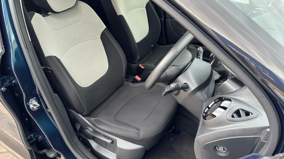 Renault Captur 1.3 TCE 130 Iconic 5dr Petrol Hatchback - Image 28