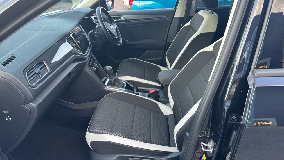 Volkswagen T-Roc 1.5 TSI EVO SEL 5dr DSG Petrol Hatchback - Image 9