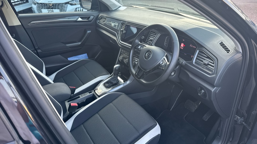 Volkswagen T-Roc 1.5 TSI EVO SEL 5dr DSG Petrol Hatchback - Image 11