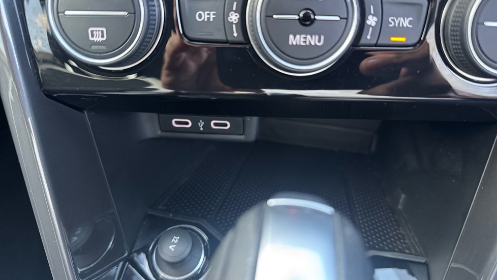 Volkswagen T-Roc 1.5 TSI EVO SEL 5dr DSG Petrol Hatchback - Image 31
