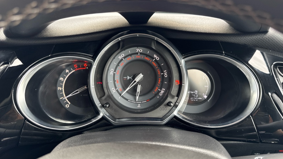 DS 3 1.6 BlueHDi 120 Prestige 3dr Diesel Hatchback - Image 18
