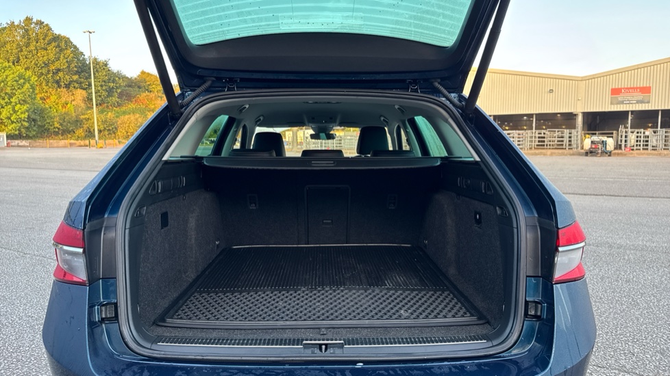 Skoda Superb 1.4 TSI iV Laurin + Klement DSG 5dr Estate - Image 4