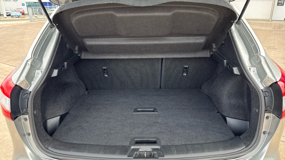Nissan Qashqai 1.5 dCi N-Connecta 5dr Diesel Hatchback - Image 4