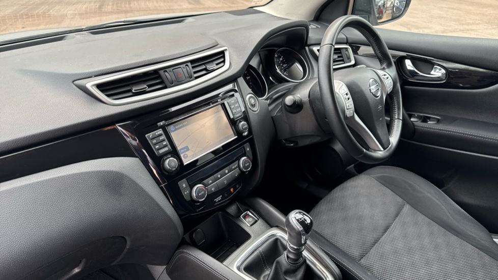 Nissan Qashqai 1.5 dCi N-Connecta 5dr Diesel Hatchback - Image 9