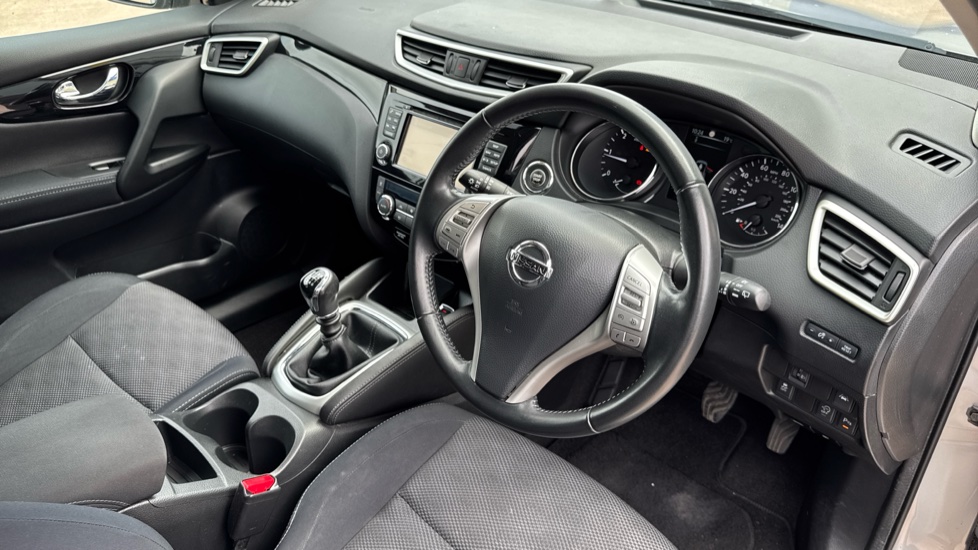 Nissan Qashqai 1.5 dCi N-Connecta 5dr Diesel Hatchback - Image 11