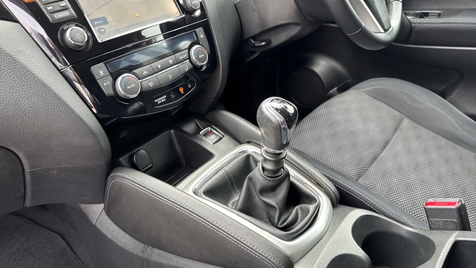Nissan Qashqai 1.5 dCi N-Connecta 5dr Diesel Hatchback - Image 13