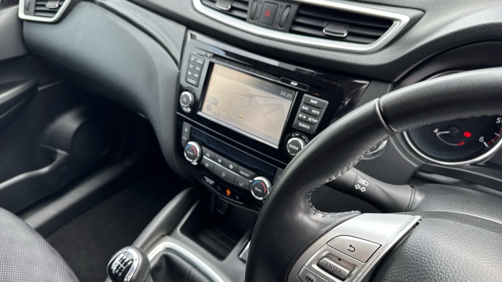 Nissan Qashqai 1.5 dCi N-Connecta 5dr Diesel Hatchback - Image 14