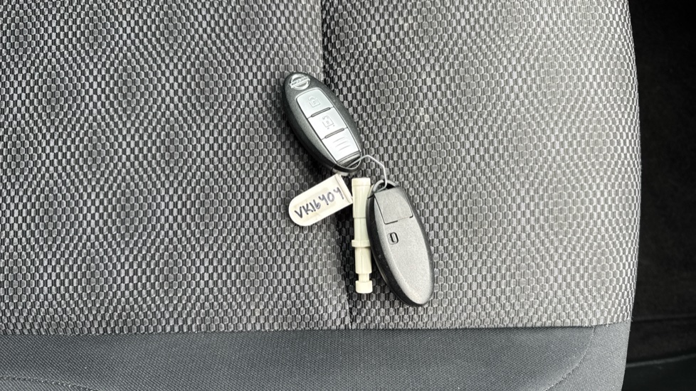 Nissan Qashqai 1.5 dCi N-Connecta 5dr Diesel Hatchback - Image 20