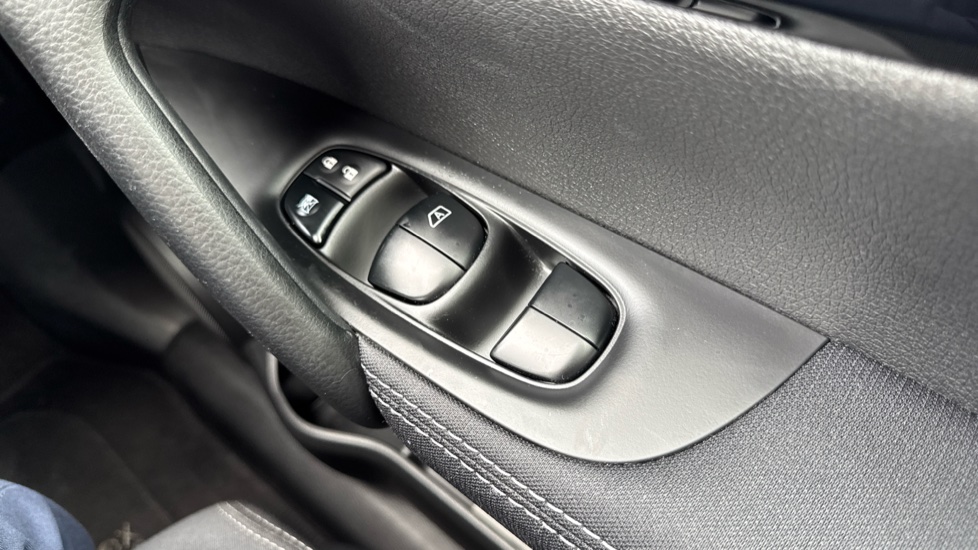 Nissan Qashqai 1.5 dCi N-Connecta 5dr Diesel Hatchback - Image 28