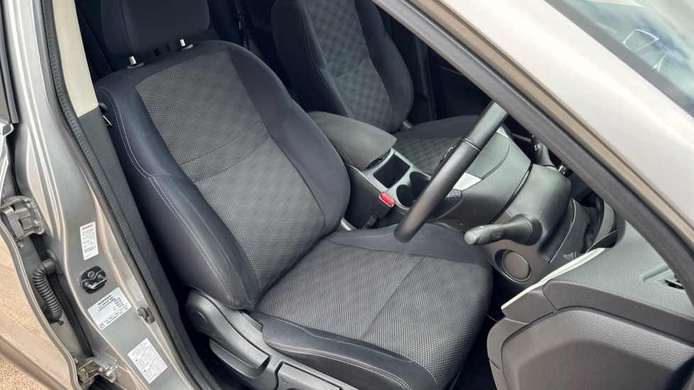 Nissan Qashqai 1.5 dCi N-Connecta 5dr Diesel Hatchback - Image 29