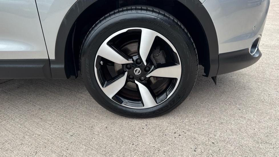 Nissan Qashqai 1.5 dCi N-Connecta 5dr Diesel Hatchback - Image 31
