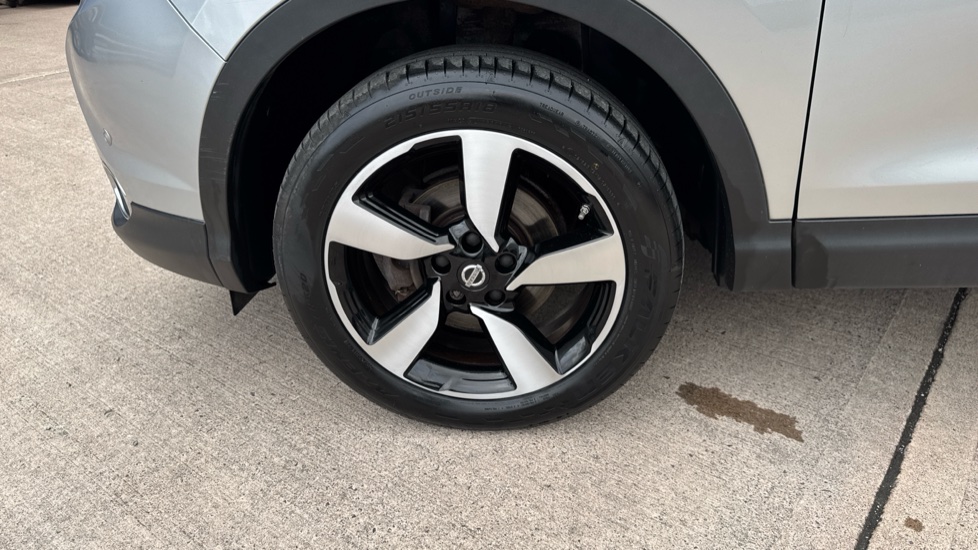 Nissan Qashqai 1.5 dCi N-Connecta 5dr Diesel Hatchback - Image 32