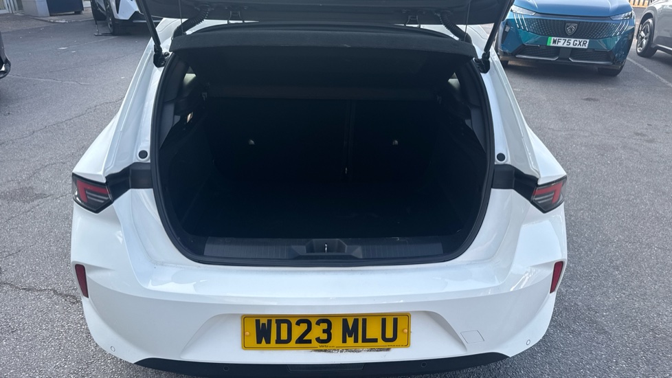 Vauxhall Astra 1.2 Turbo Design 5dr Petrol Hatchback - Image 4
