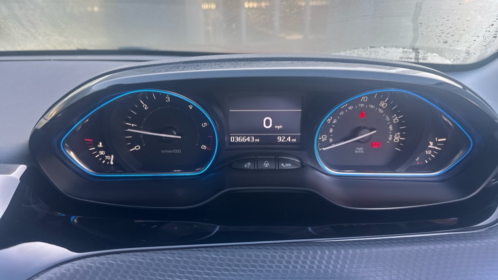Peugeot 2008 1.6 BlueHDi 120 Allure 5dr Diesel Estate - Image 18