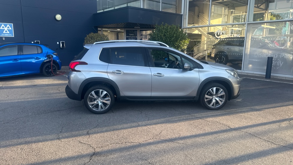 Peugeot 2008 1.6 BlueHDi 120 Allure 5dr Diesel Estate - Image 43