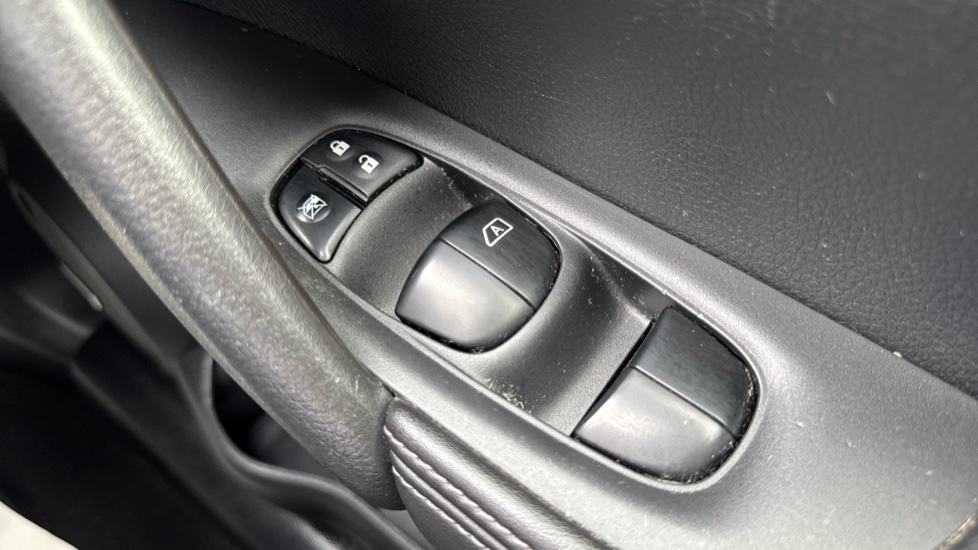 Nissan X-Trail 1.6 dCi Tekna 5dr Diesel Station Wagon - Image 31
