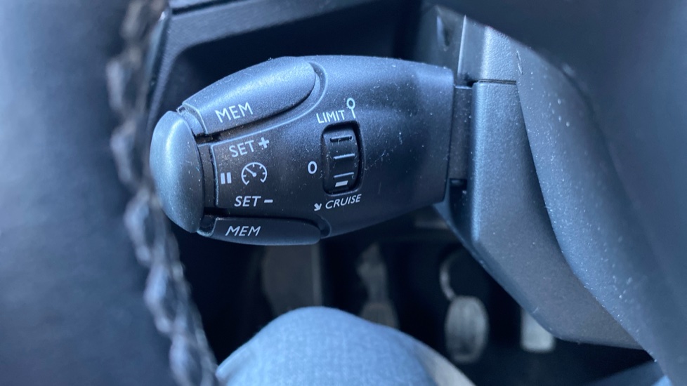 Peugeot 3008 1.2 PureTech Active 5dr Petrol Estate - Image 28