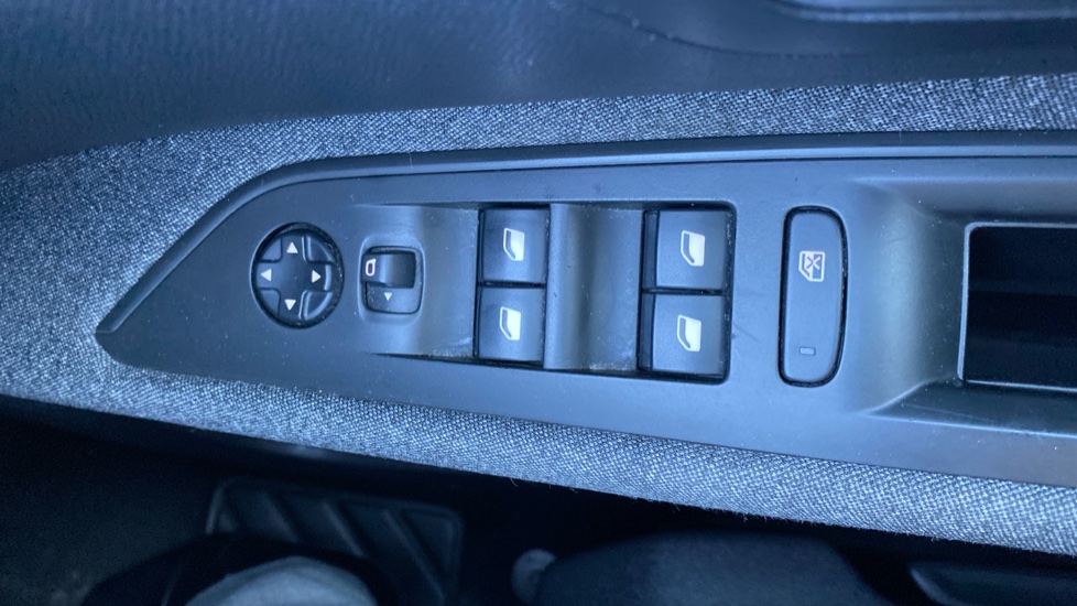 Peugeot 3008 1.2 PureTech Active 5dr Petrol Estate - Image 30