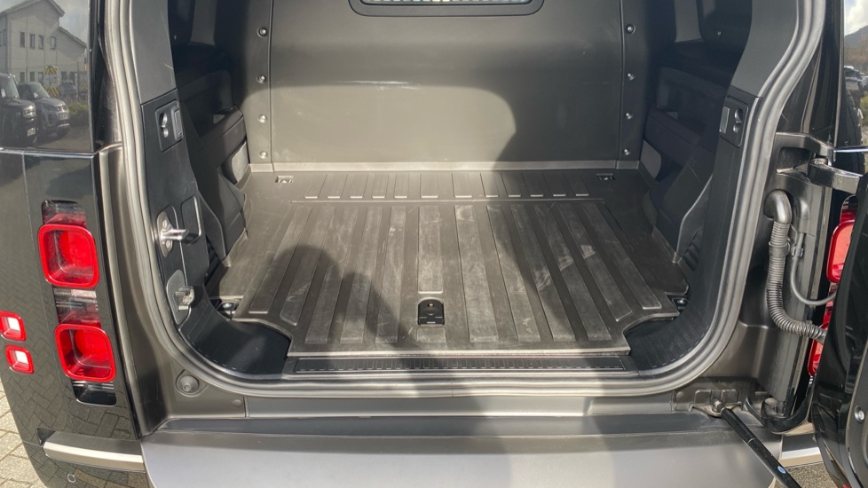 Land Rover Defender 90 Diesel 3.0 D250 Hard Top X-Dynamic HSE Auto [3 Seat] - Image 34