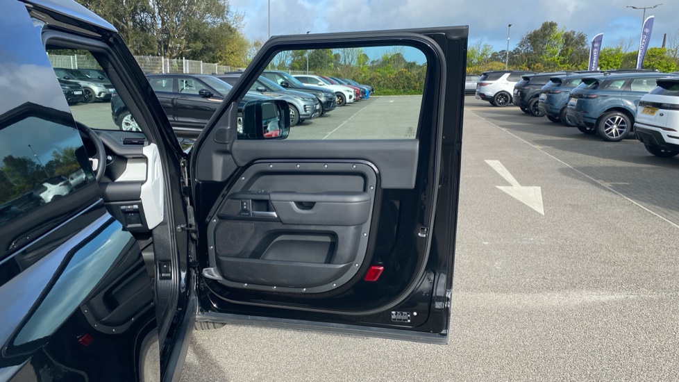 Land Rover Defender 90 Diesel 3.0 D250 Hard Top X-Dynamic HSE Auto [3 Seat] - Image 37