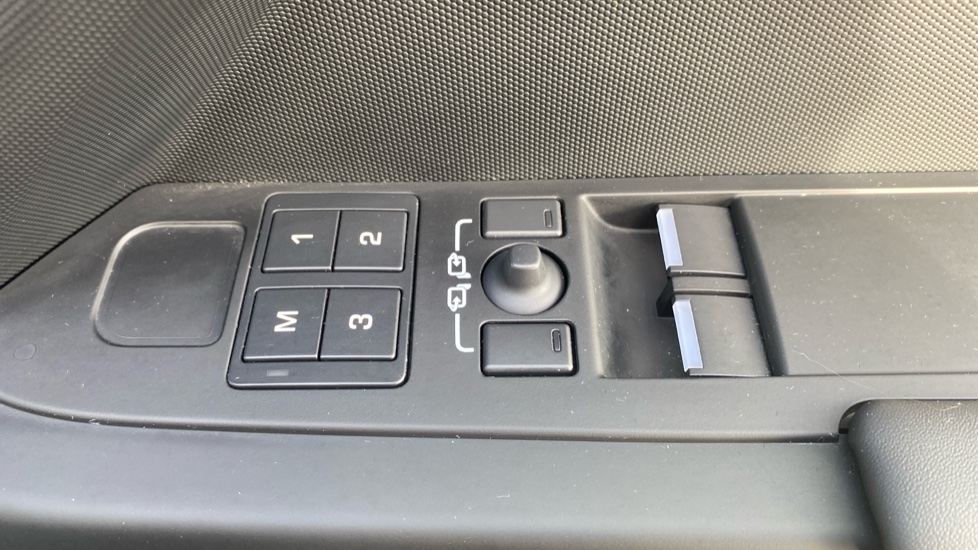 Land Rover Defender 90 Diesel 3.0 D250 Hard Top X-Dynamic HSE Auto [3 Seat] - Image 38