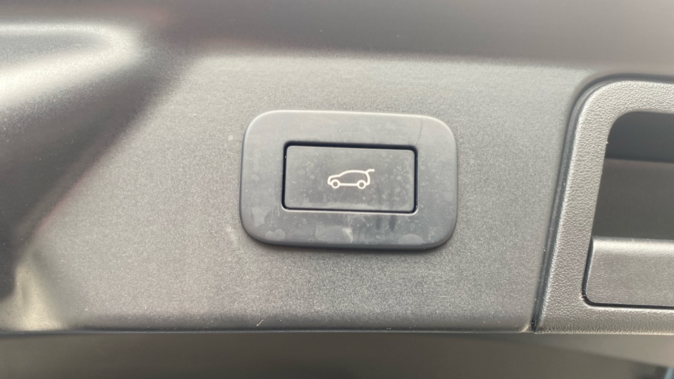 Land Rover Range Rover Velar 2.0 P400e SE 5dr Auto Estate - Image 35