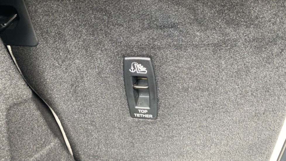 Land Rover Range Rover Velar 2.0 P400e SE 5dr Auto Estate - Image 36