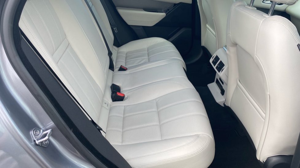 Land Rover Range Rover Velar 2.0 P400e SE 5dr Auto Estate - Image 38