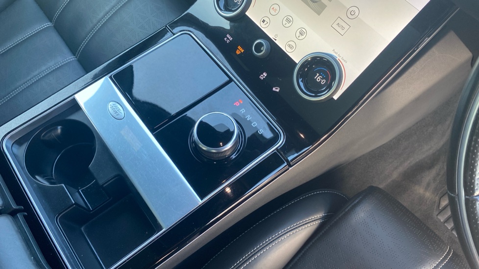 Land Rover Range Rover Velar 3.0 D300 R-Dynamic HSE 5dr Auto Diesel Estate - Image 13