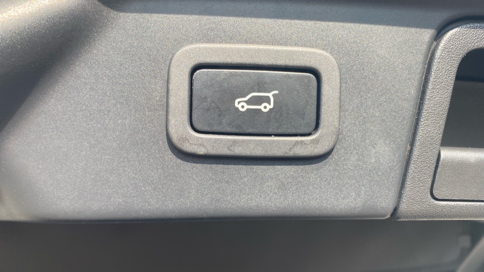 Land Rover Range Rover Velar 3.0 D300 R-Dynamic HSE 5dr Auto Diesel Estate - Image 36