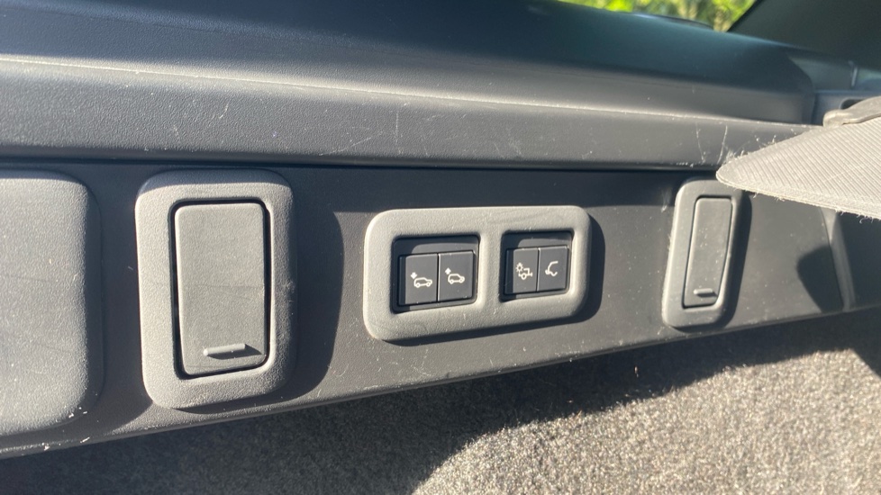 Land Rover Range Rover Velar 3.0 D300 R-Dynamic HSE 5dr Auto Diesel Estate - Image 37