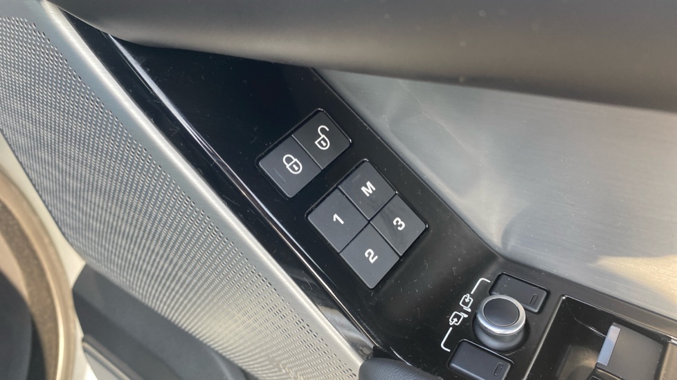 Land Rover Range Rover Velar 3.0 D300 R-Dynamic HSE 5dr Auto Diesel Estate - Image 49