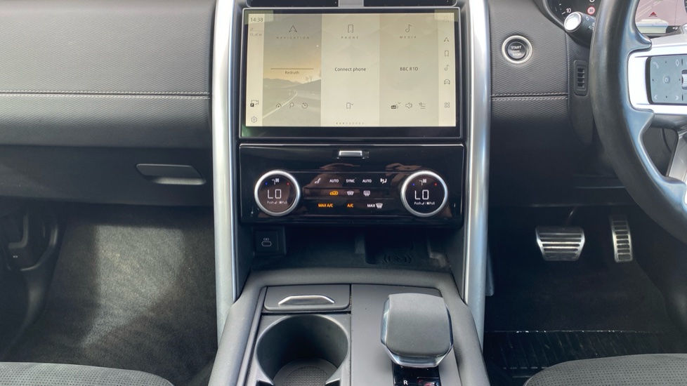 Land Rover Discovery 3.0 D300 Dynamic SE 5dr Auto Diesel Station Wagon - Image 14