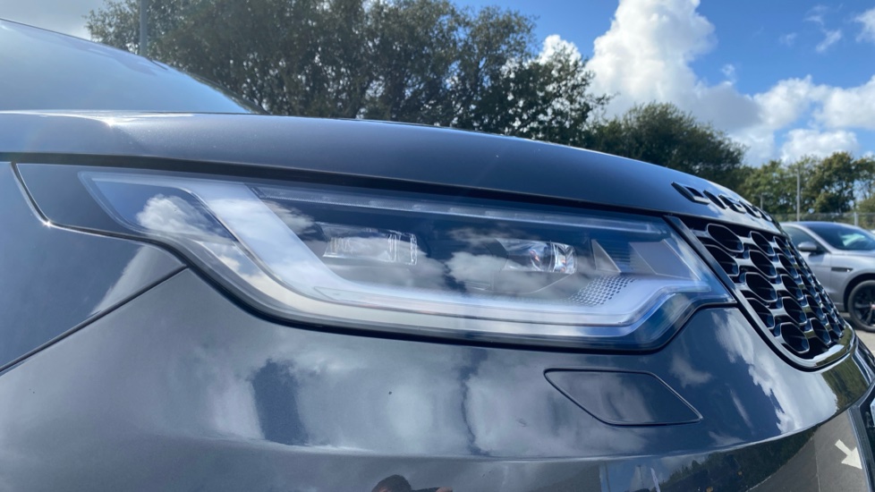 Land Rover Discovery 3.0 D300 Dynamic SE 5dr Auto Diesel Station Wagon - Image 17