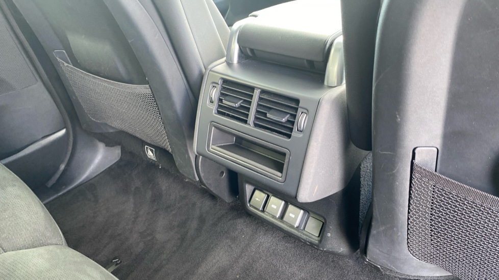 Land Rover Discovery 3.0 D300 Dynamic SE 5dr Auto Diesel Station Wagon - Image 18