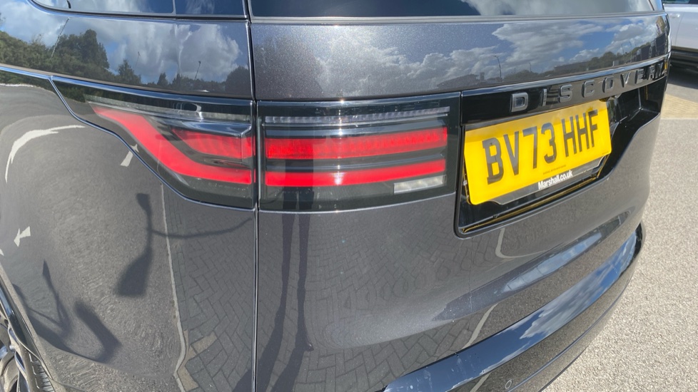 Land Rover Discovery 3.0 D300 Dynamic SE 5dr Auto Diesel Station Wagon - Image 19