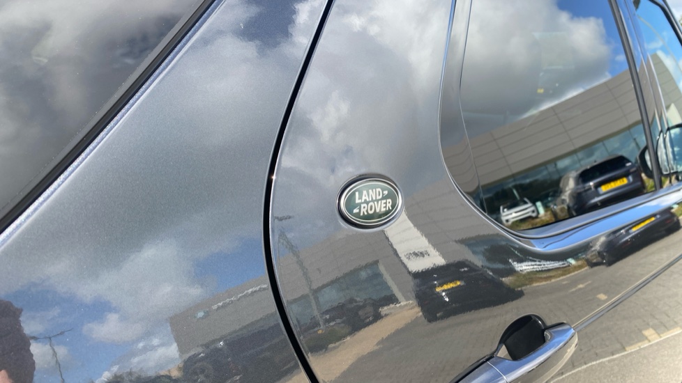 Land Rover Discovery 3.0 D300 Dynamic SE 5dr Auto Diesel Station Wagon - Image 25