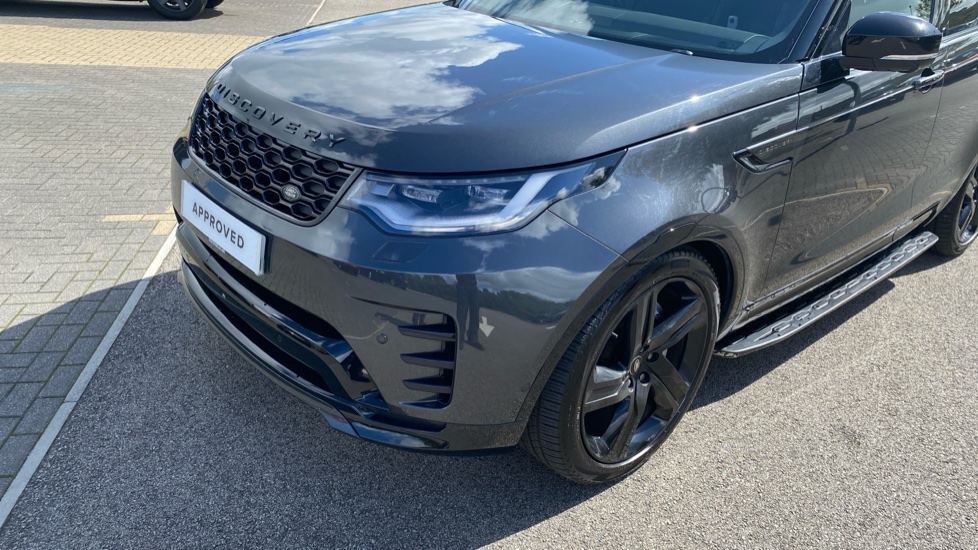 Land Rover Discovery 3.0 D300 Dynamic SE 5dr Auto Diesel Station Wagon - Image 32
