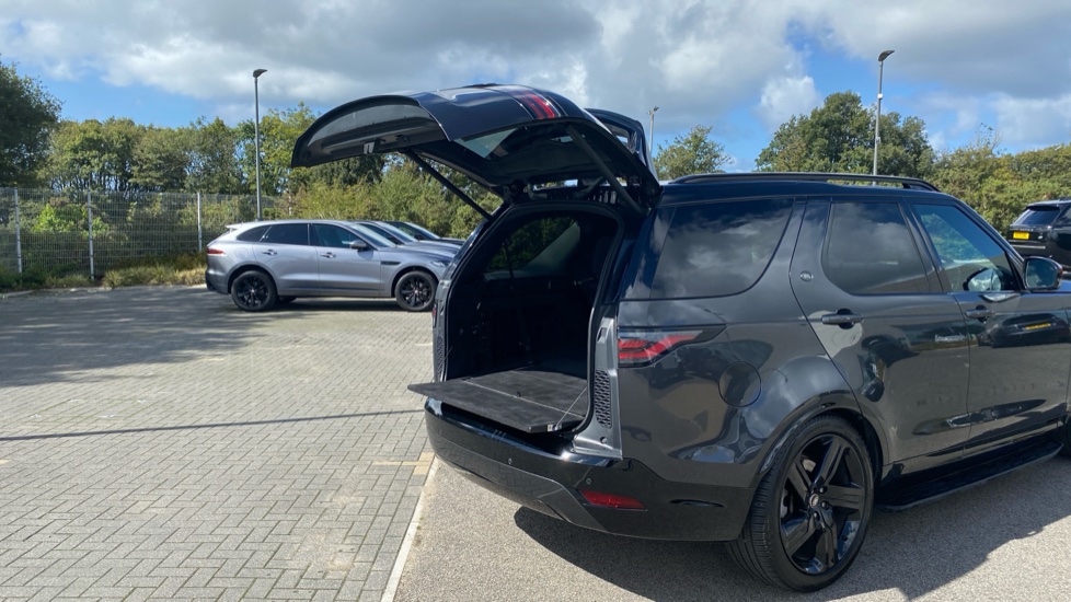 Land Rover Discovery 3.0 D300 Dynamic SE 5dr Auto Diesel Station Wagon - Image 35