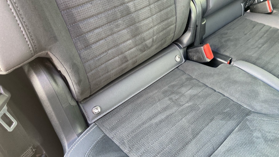 Land Rover Discovery 3.0 D300 Dynamic SE 5dr Auto Diesel Station Wagon - Image 43