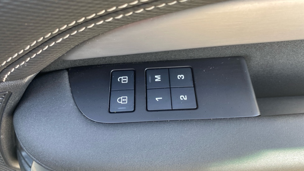 Land Rover Discovery 3.0 D300 Dynamic SE 5dr Auto Diesel Station Wagon - Image 47