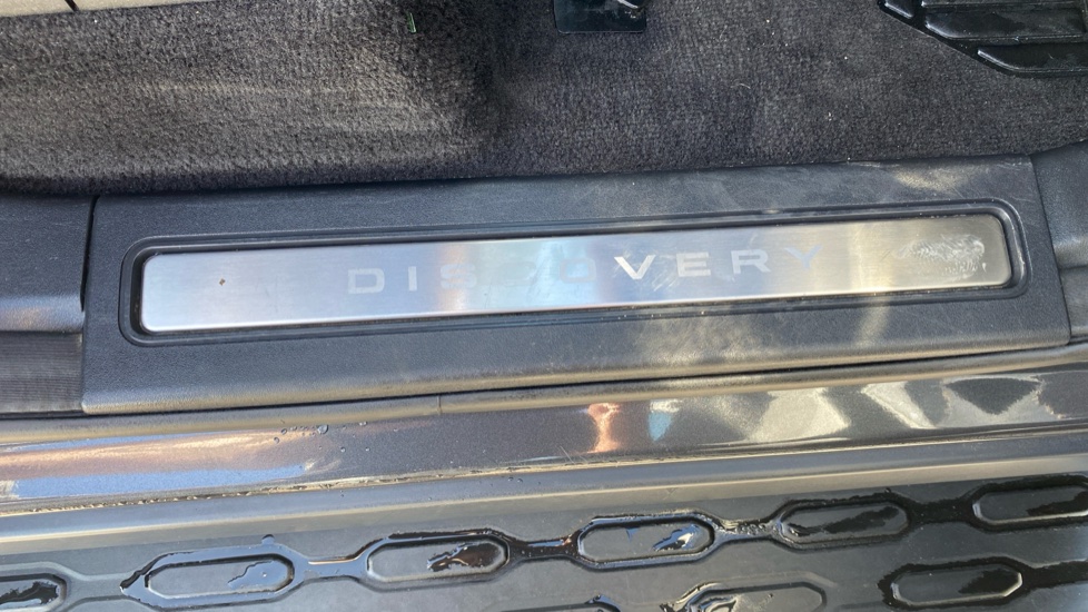 Land Rover Discovery 3.0 D300 Dynamic SE 5dr Auto Diesel Station Wagon - Image 49
