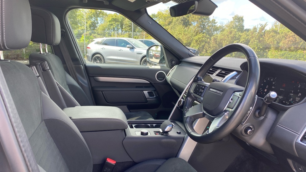 Land Rover Discovery 3.0 D300 Dynamic SE 5dr Auto Diesel Station Wagon - Image 51